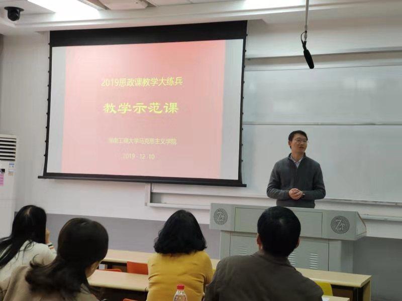 夜幕下的兼职工作，探寻都市的另一种节奏