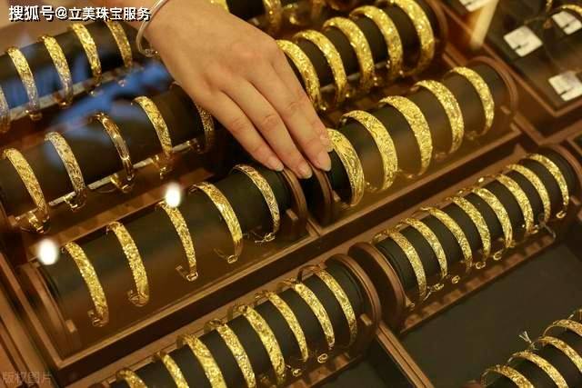 在香港看一场真实而刺激的双色彩票抽奖直播过程。香港开奖现场开奖结果直播