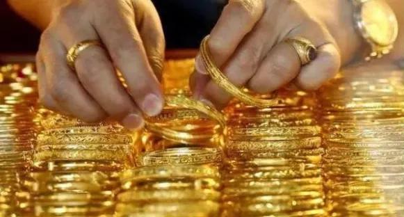 银行现货黄金价格的波动与市场分析